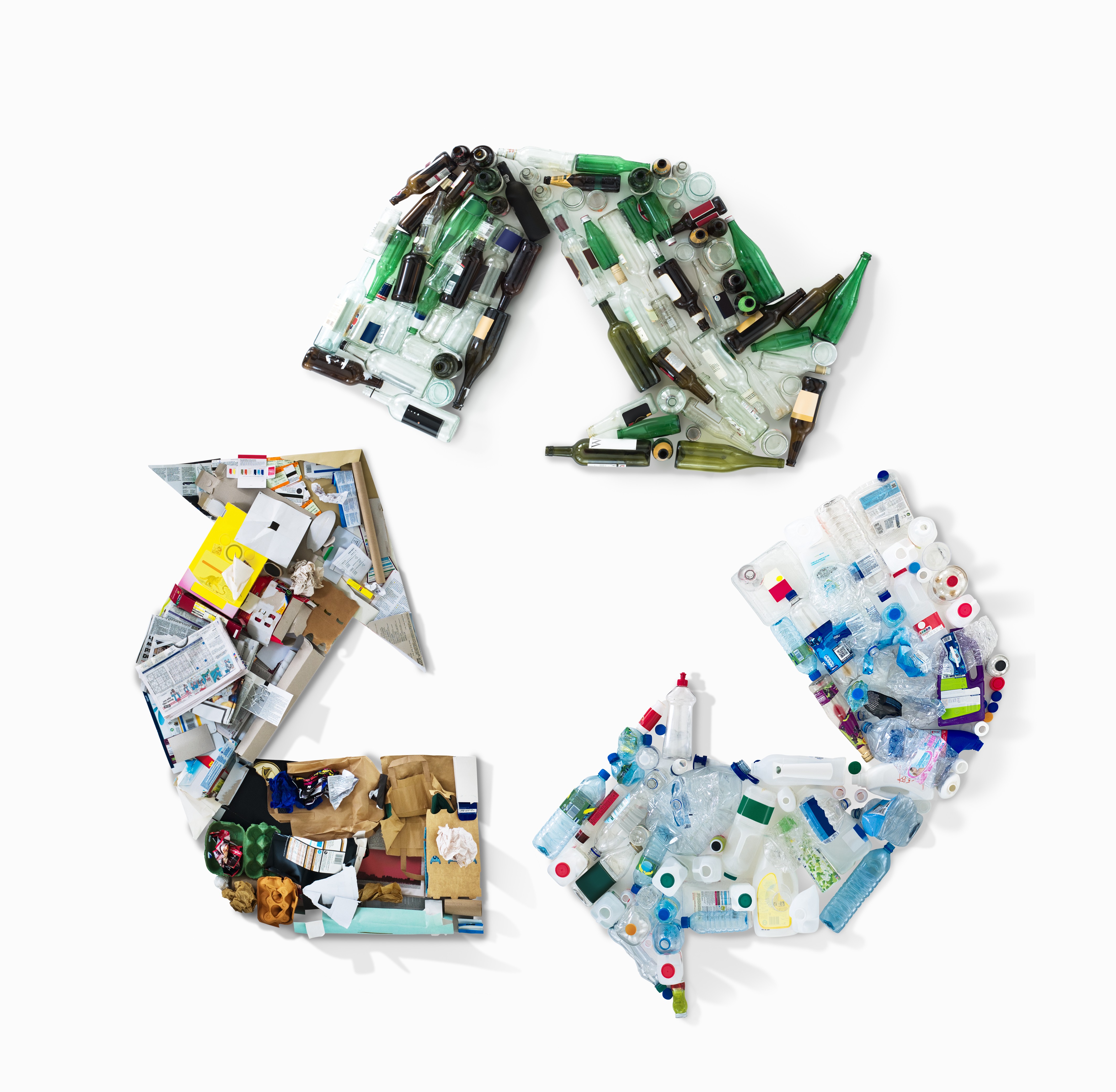 Três setas de vidro, papel e plástico, formam um círculo visto de cima, símbolo da reciclagem, remetendo ao processo de reciclagem Brasil Sul.